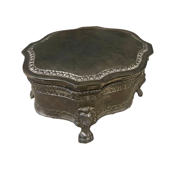 🚩SOLD🚩 Vintage Silver Plated Velvet Lined Repousse Box Lion Head Mounted Feet - Picture 12 of 15